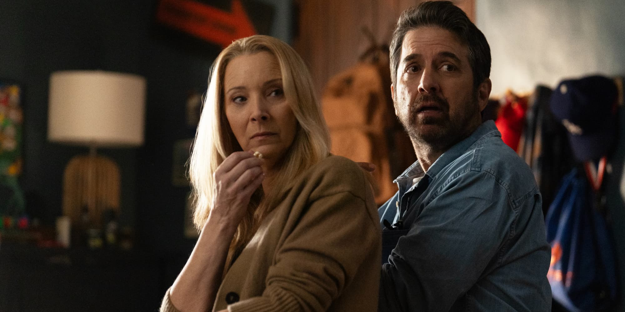 Découvrez Lisa Kudrow et Ray Romano dans la nouvelle production originale Netflix intitulée "Derrière la façade (No Good Deed)", disponible depuis le 12 décembre 2024.