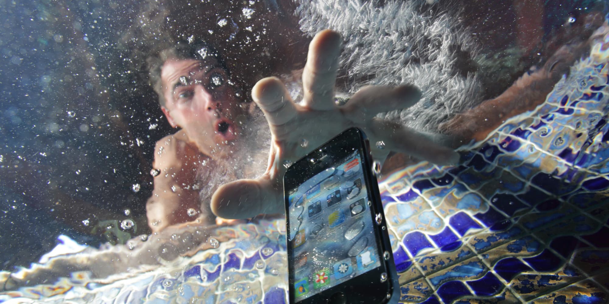 Ne pas connaître la résistance de son smartphone aux liquides peut résulter de peurs inutiles.
