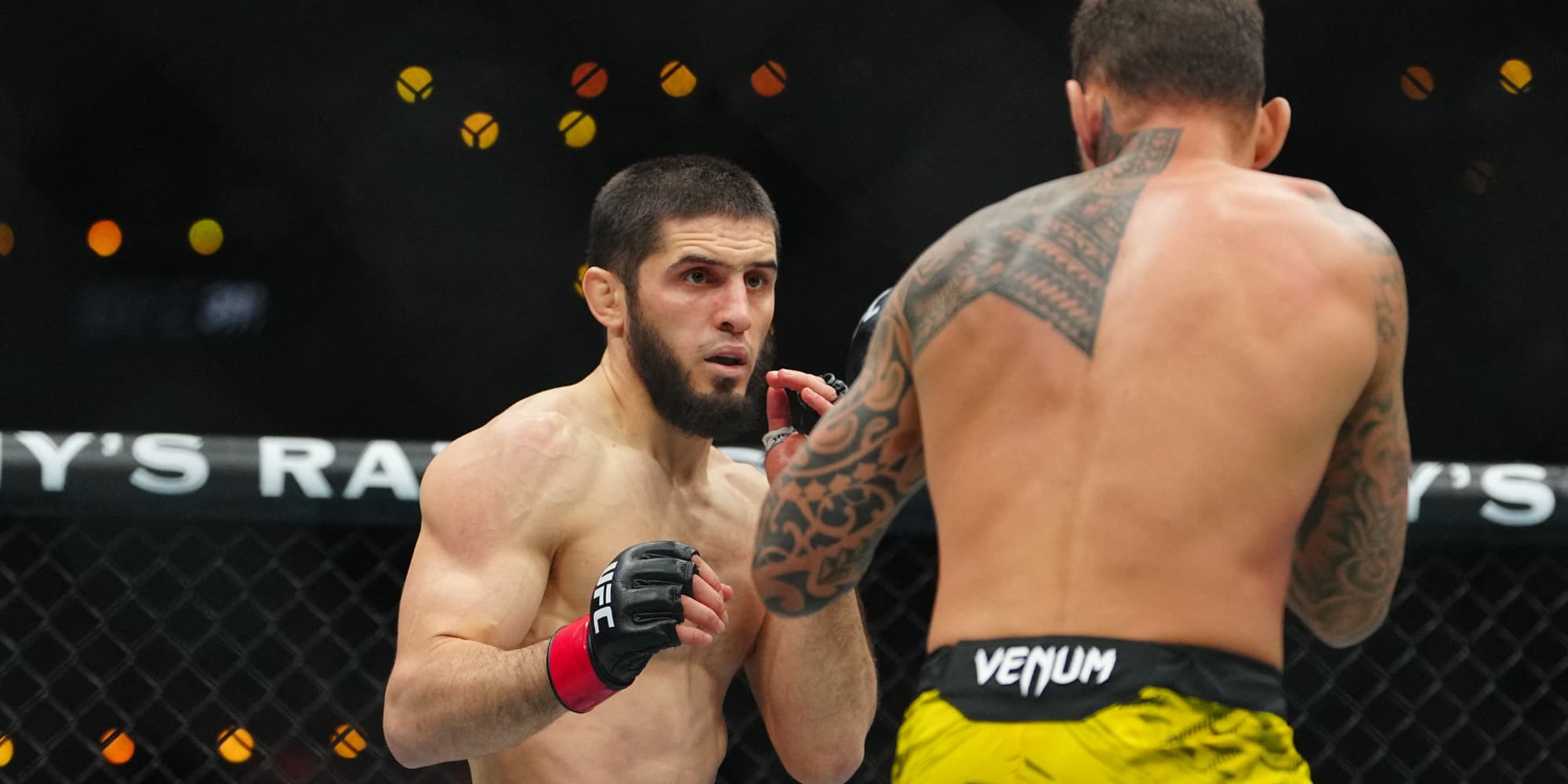 Islam Makhachev lors de son combat contre Renato Moicano, le 18 janvier 2025 à l'Intuit Dome d'Inglewood.