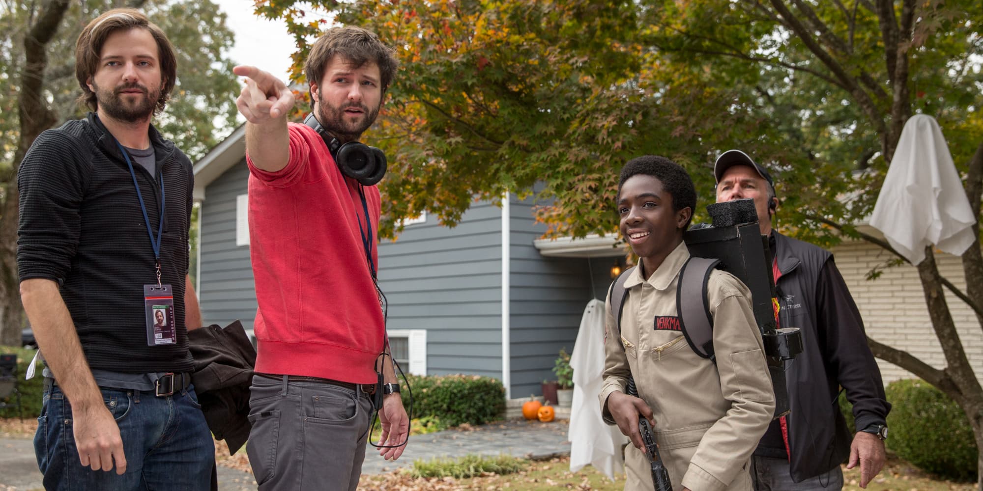 Matt et Ross Duffer, en compagnie du jeune Caleb McLaughlin sur le tournage de la saison 2 de "Stranger Things".
