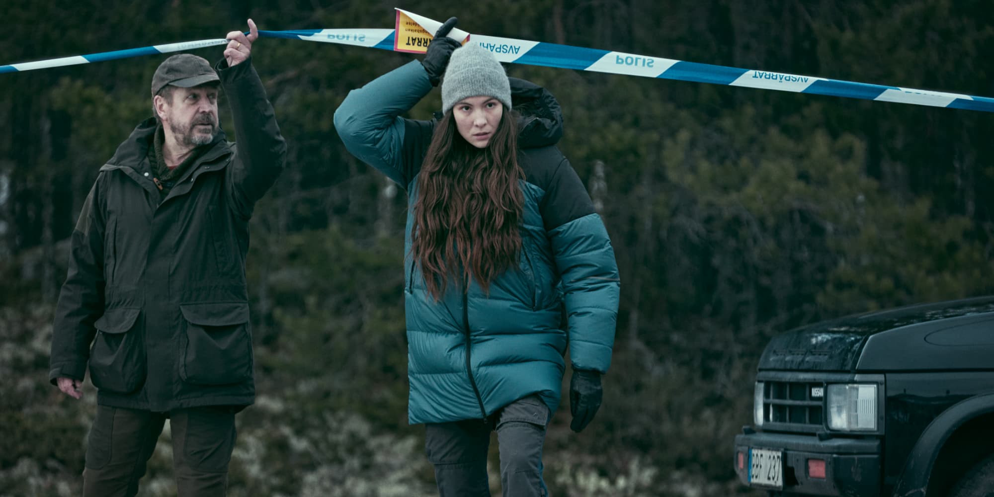 Johan Hedenberg (Valter) et Léonie Vincent (Lejla) dans la série "Le Dôme de verre" sur Netflix.