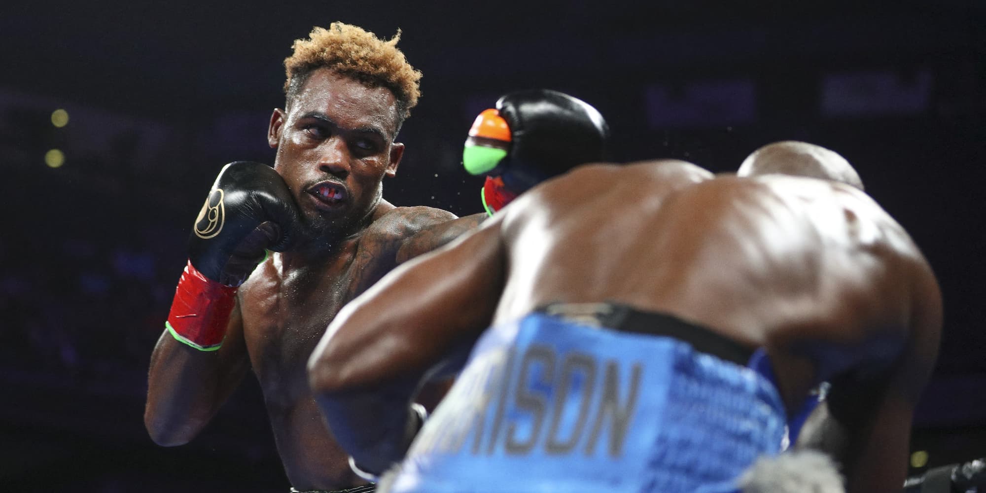 Jermell Charlo face à Tony Harrison dans un combat pour le titre WBC des super-welters, à la Toyota Arena d'Ontario, en Californie, le 21 décembre 2019. 

