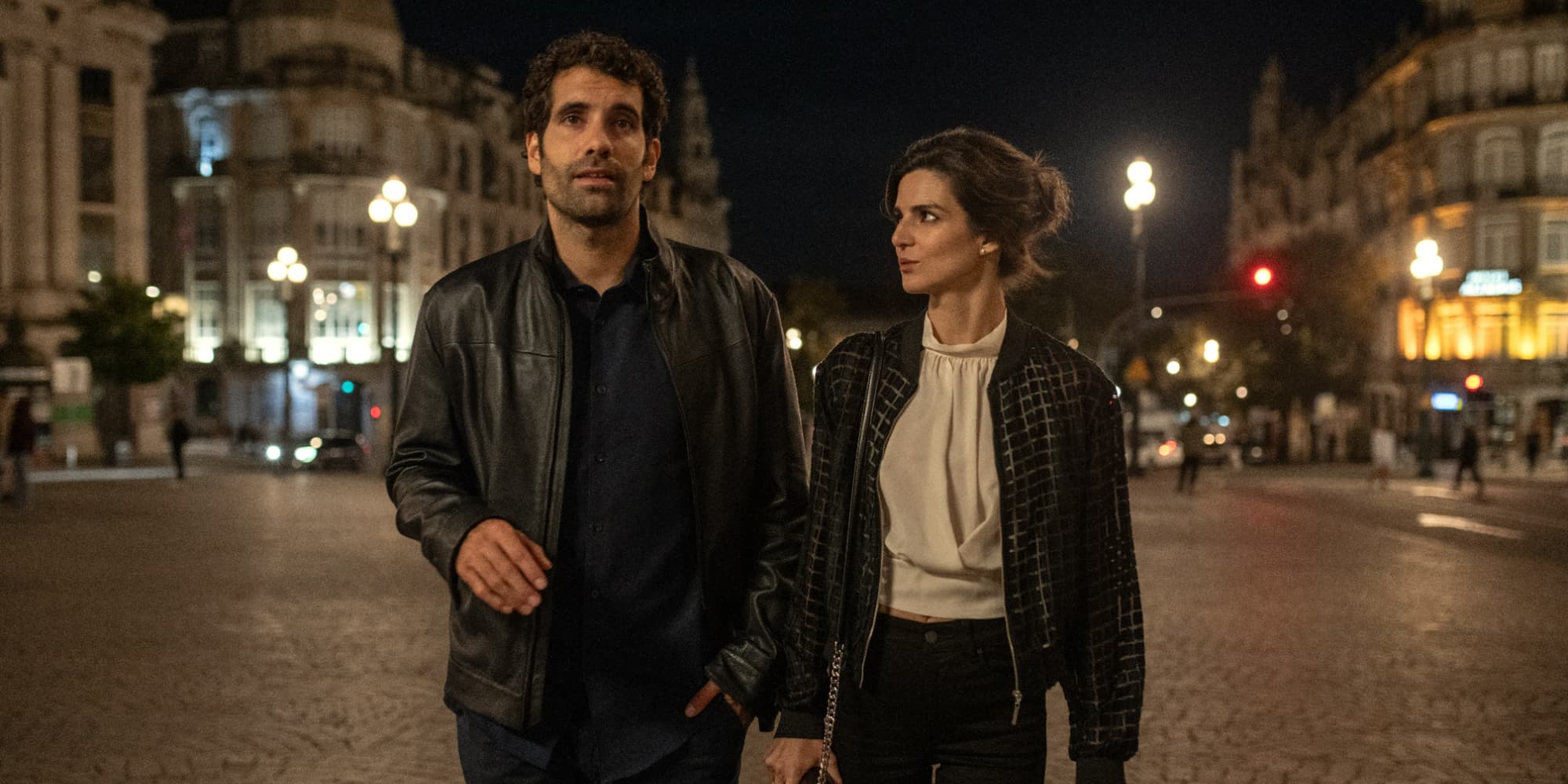 Tamar Novas (Daniel) et Clara Lago (Ana) dans la série "Les clans de la coke" (Clanes) sur Netflix