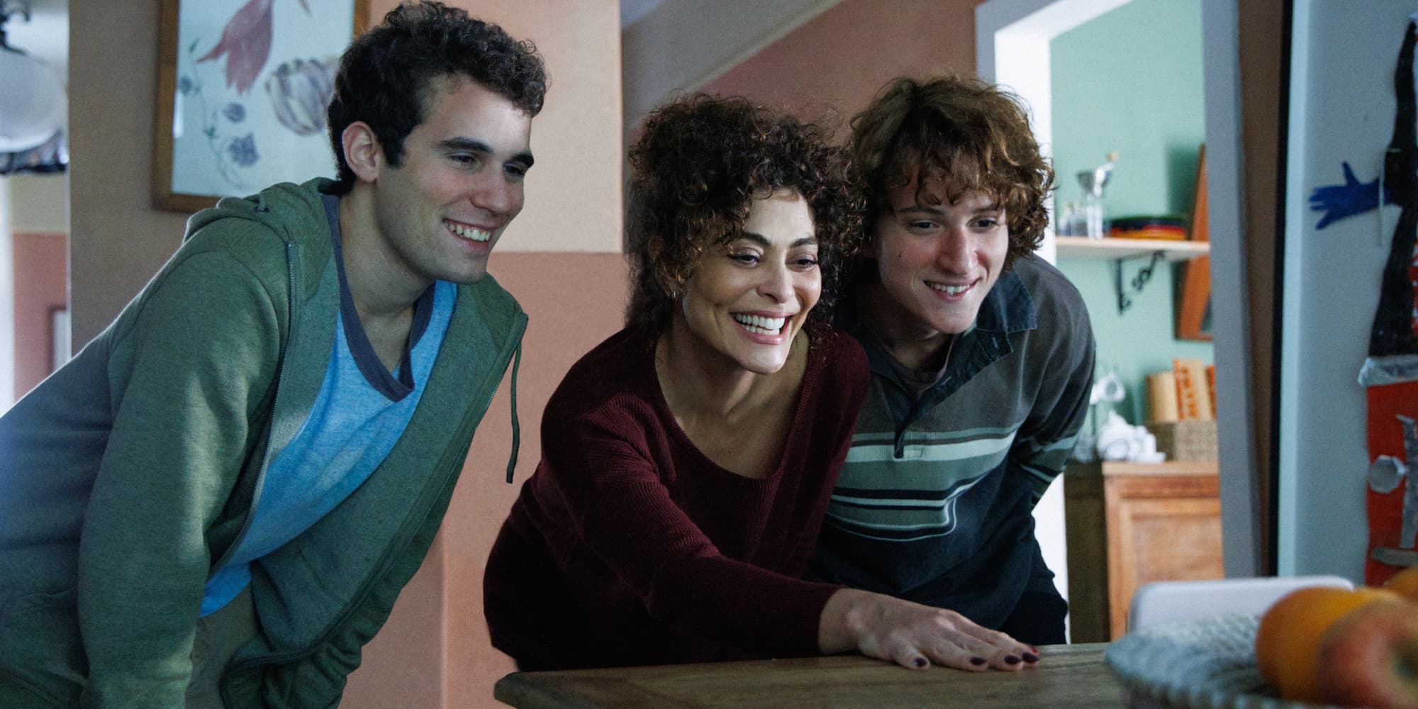 Marcos (José Beltrão), Liana  (Juliana Paes) et  Mateus (Pedro Nabuco) dans la série "Les Morceaux de notre vie".