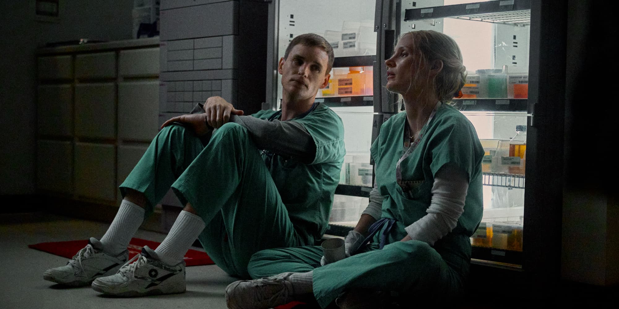 Eddie Redmayne et Jessica Chastain interprétant respectivement Charles Cullen et Amy Loughren dans "Meurtres sans ordonnance".