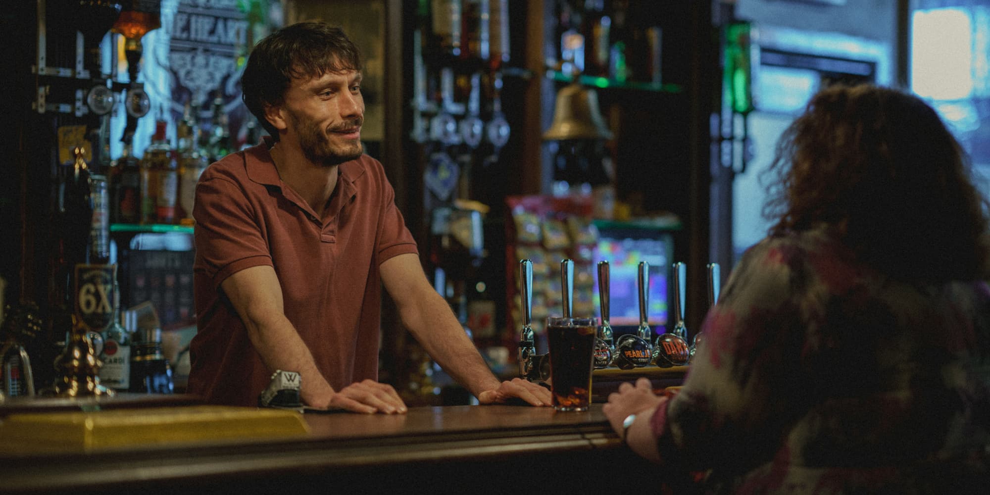 Richard Gadd (Donny) et Jessica Gunning (Martha) dans le premier épisode de "Mon petit renne" sur Netflix. 