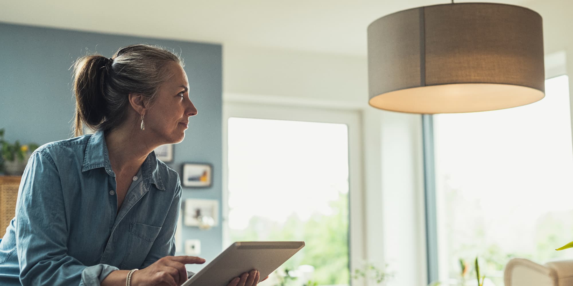 De nombreux objets connectés, comme des ampoules, permettent maintenant de maîtriser son domicile