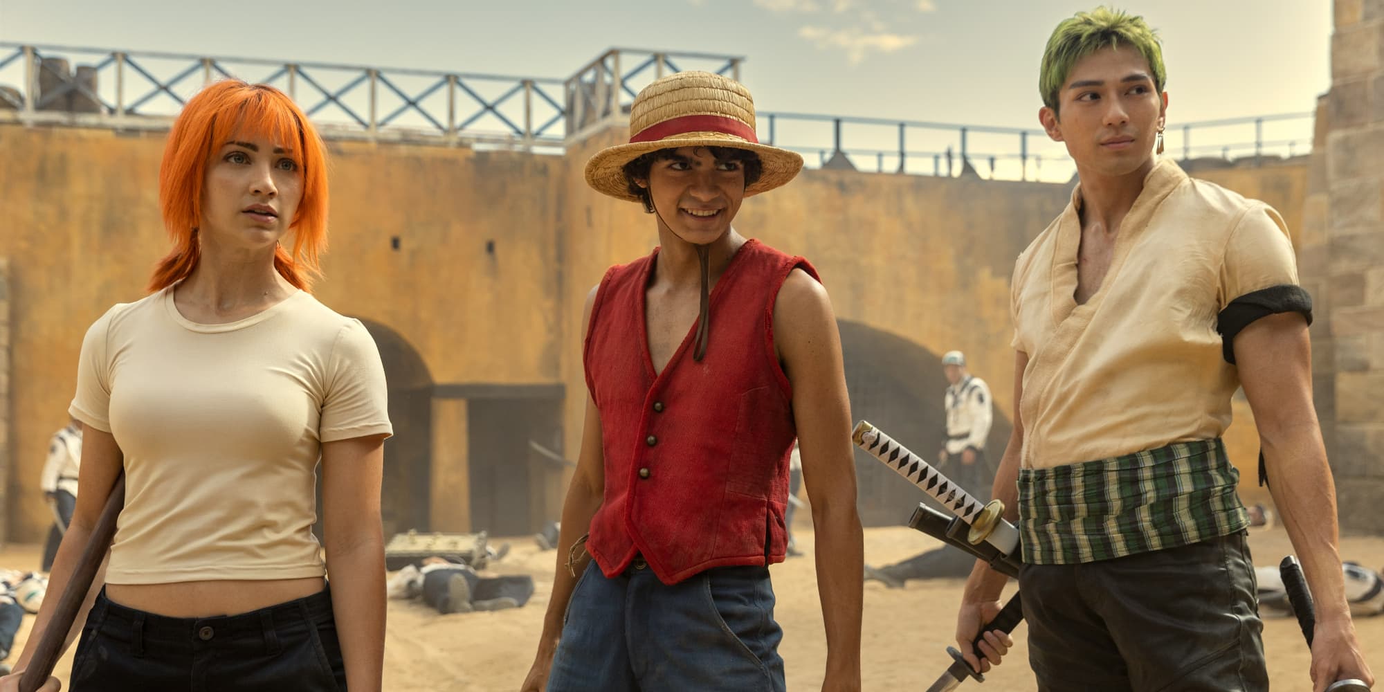 Emily Rudd (Nami), Iñaki Godoy (Monkey D. Luffy) et Mackenyu Arata (Roronoa Zoro) dans la saison 1 du live action One Piece de Netflix.  