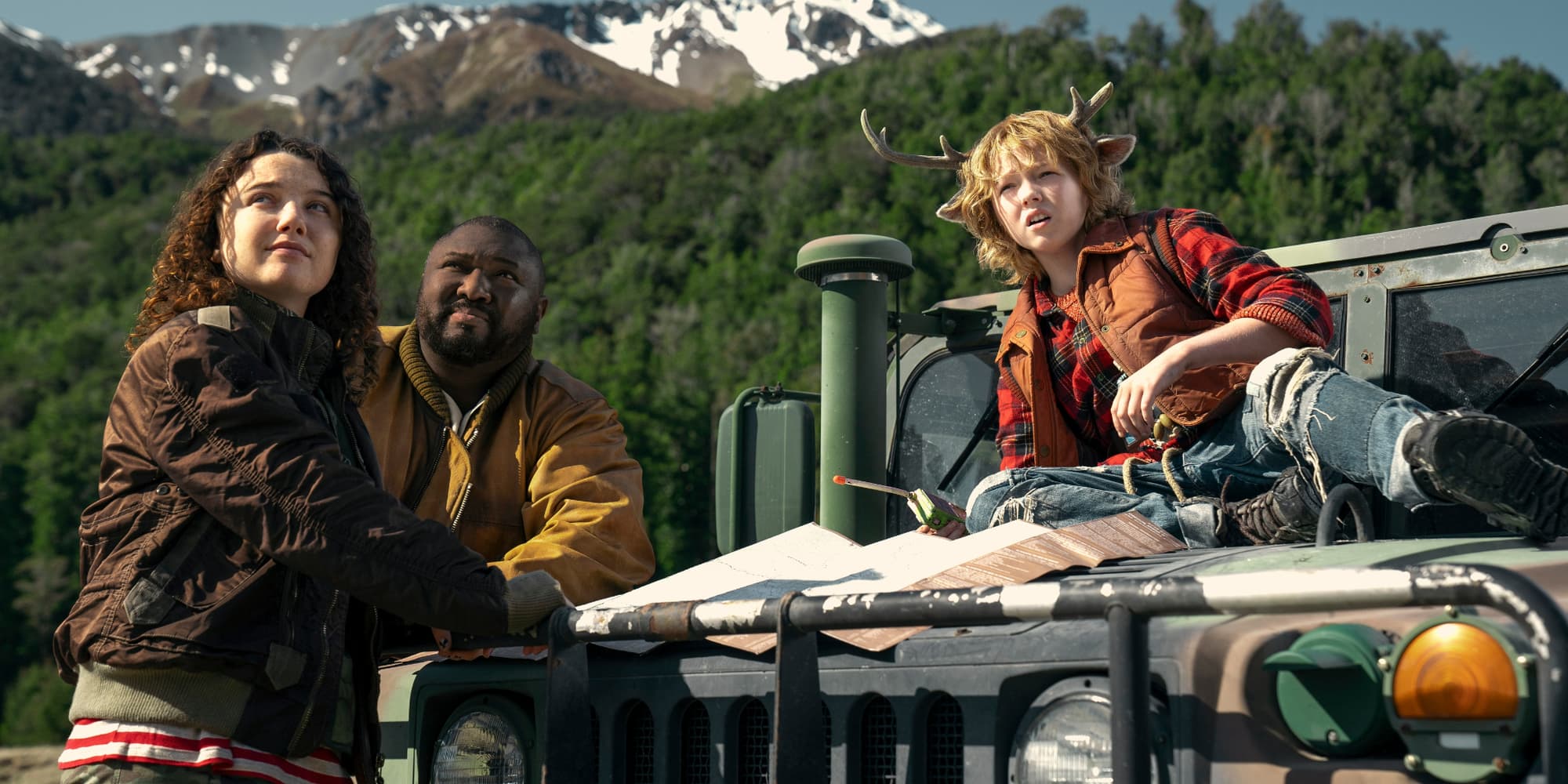 Stefania LaVie Owen (Becky), Nonso Anozie (Jepperd alias Big Man) et Christian Convery (Gus alias Sweet Tooth) dans le premier épisode de la saison 3 de Sweet Tooth sur Netflix.