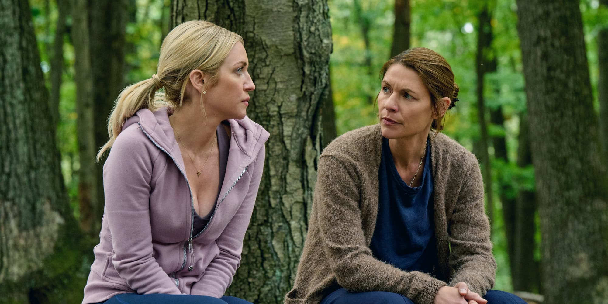 Brittany Snow (Nina) et Claire Danes (Aggie Wiggs) dans la mini-série "The Beast in Me" sur Netflix.