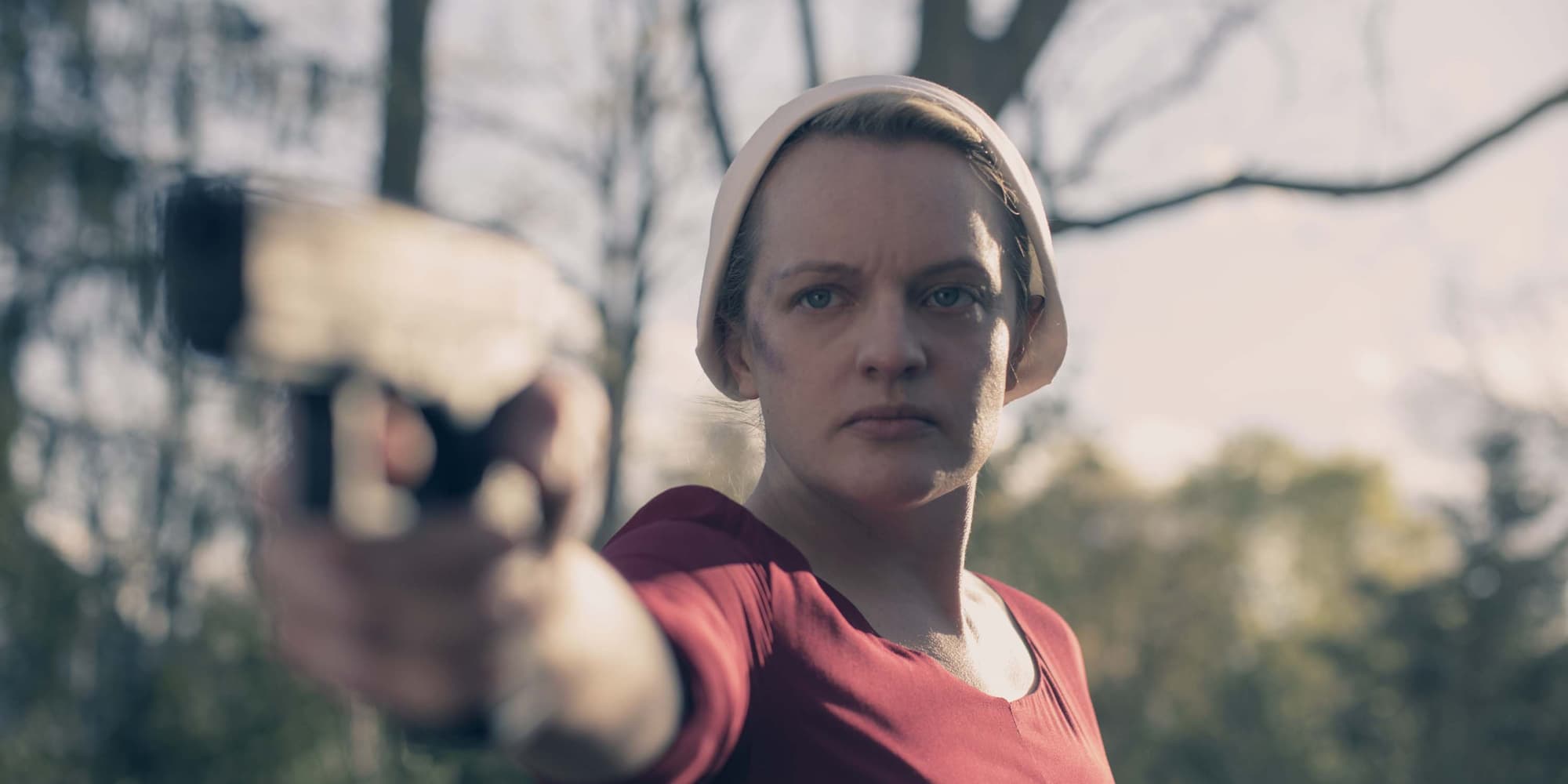 June (Elisabeth Moss) à la fin de la saison 3 de La Servante Écarlate (The Handmaid's Tale)