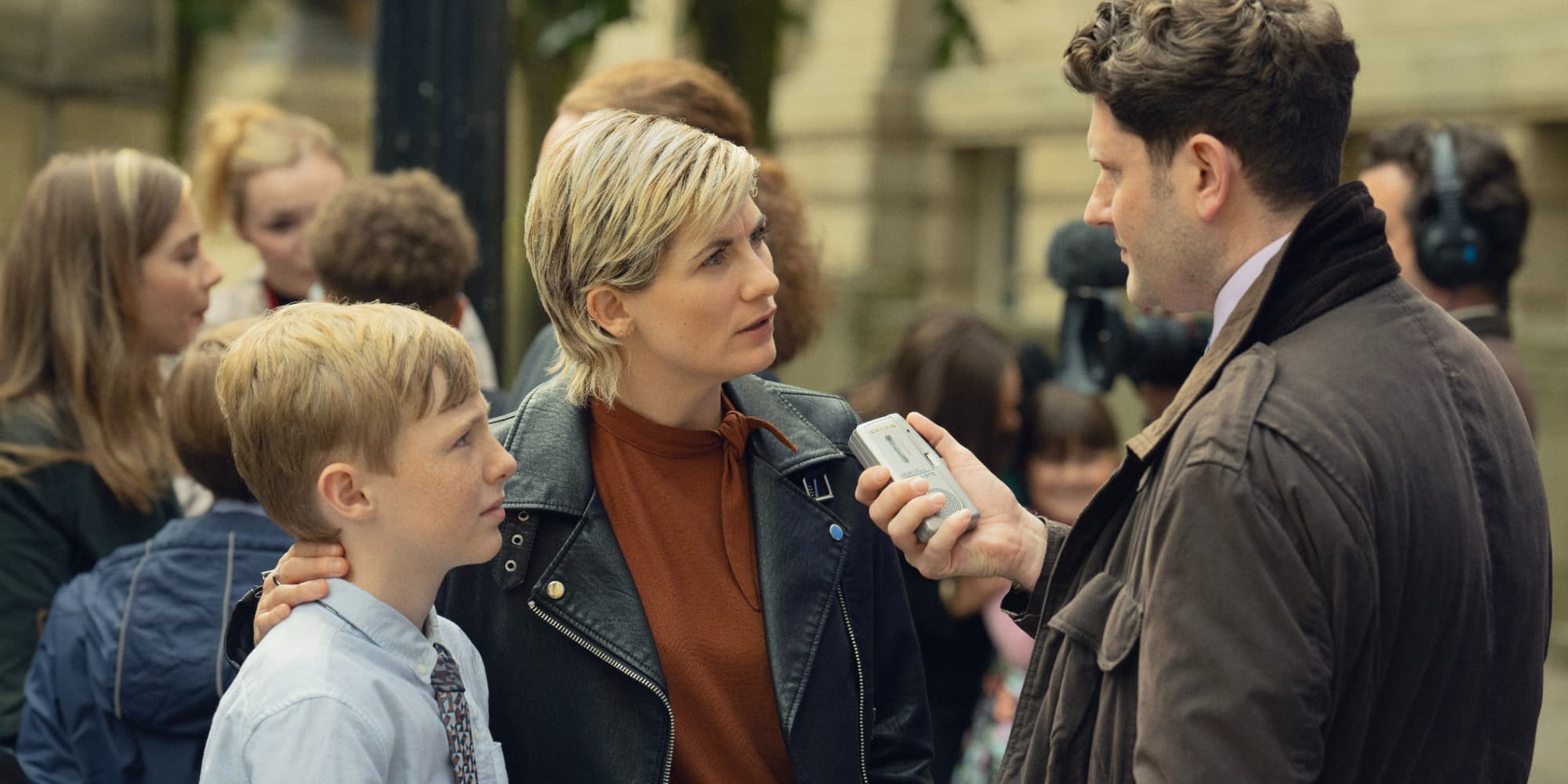 Toby Eden, Jodie Whittaker et Matthew James Hinchliffe dans la mini-série "Toxic Town" sur Netflix. 