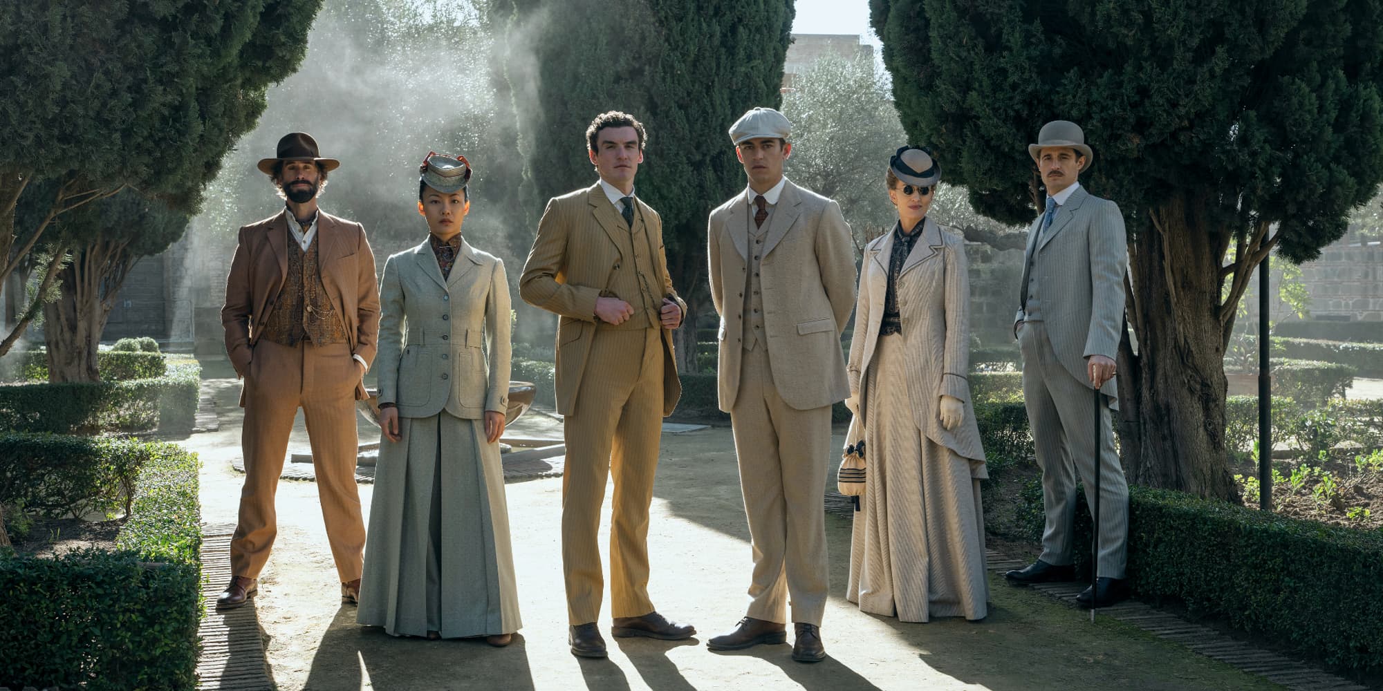 Joseph Fiennes, Zine Tseng, Dónal Finn, Hero Fiennes Tiffin, Natascha McElhone et Max Irons dans la série "Young Sherlock" sur Prime Video. 