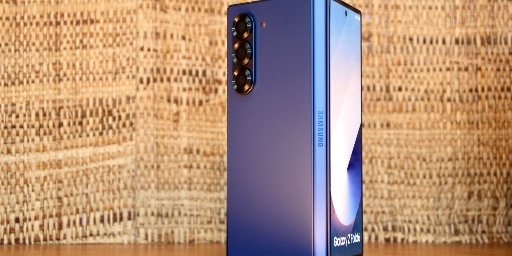 Le Samsung Galaxy Z Fold6 arbore des lignes plus angulaires et épurées que ses prédécesseurs.