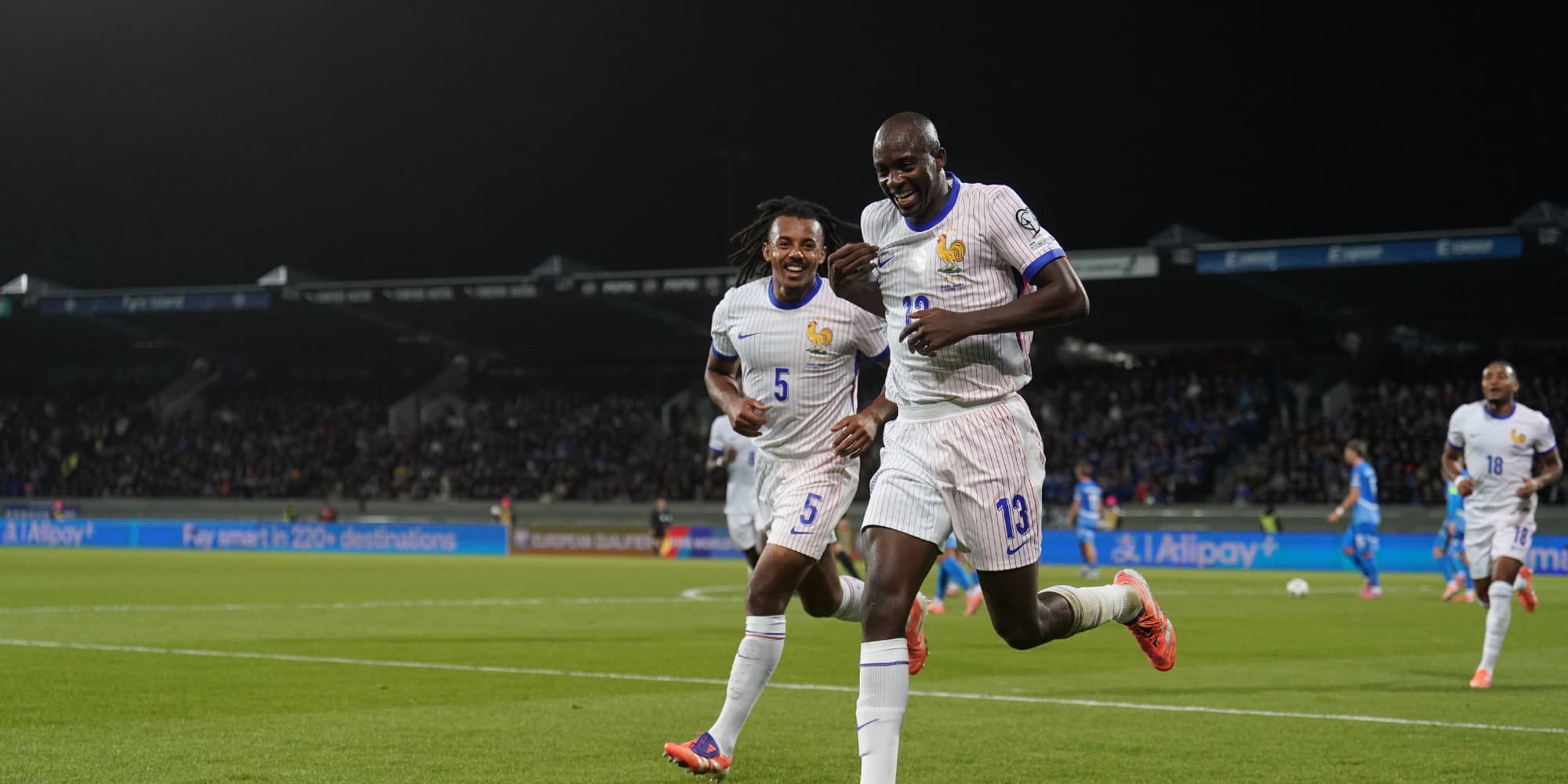 Jean-Philipe Mateta marque pour sa première titularisation sous le maillot de l'équipe de France. Match nul (2-2) face à l'Islande à Reykjavik.