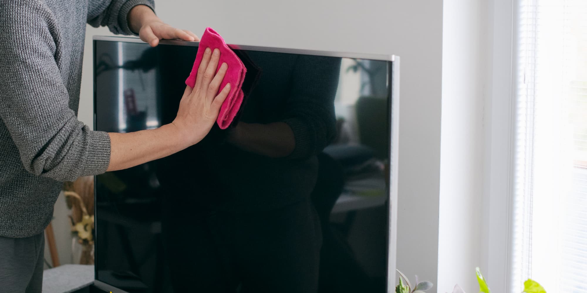 Il est important de nettoyer sa TV avec les bons produits pour ne pas l'abîmer.