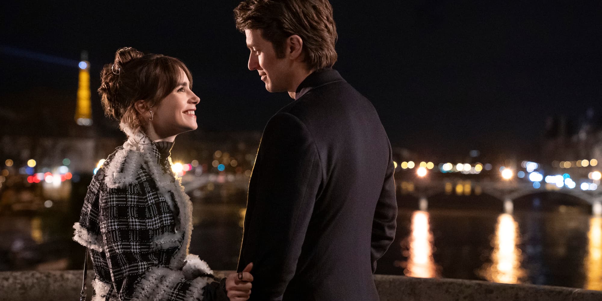 Emily (Lily Collins) et Gabriel (Lucas Bravo) dans la première partie de la saison 4 d'Emily In Paris.