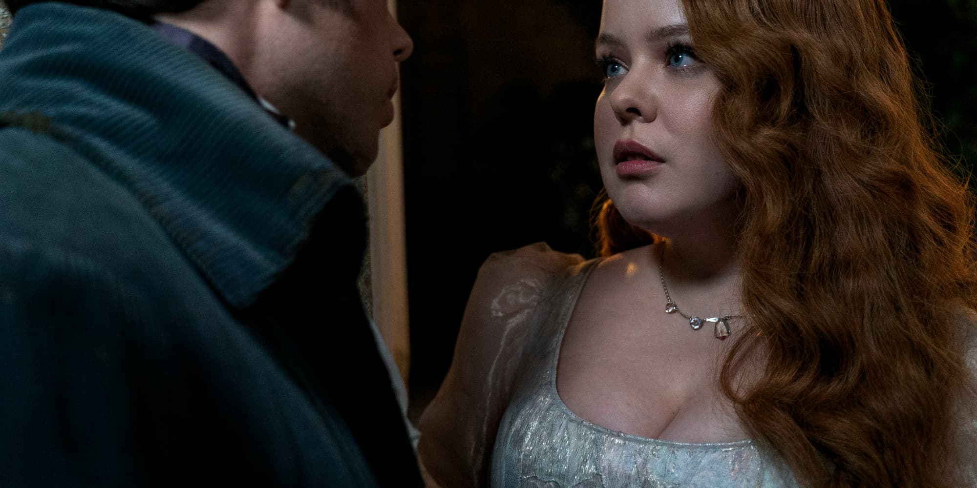 Luke Newton (Colin Bridgerton) et Nicola Coughlan (Penelope Featherington) dans l'épisode 2 de la saison 3 de "Bridgerton".