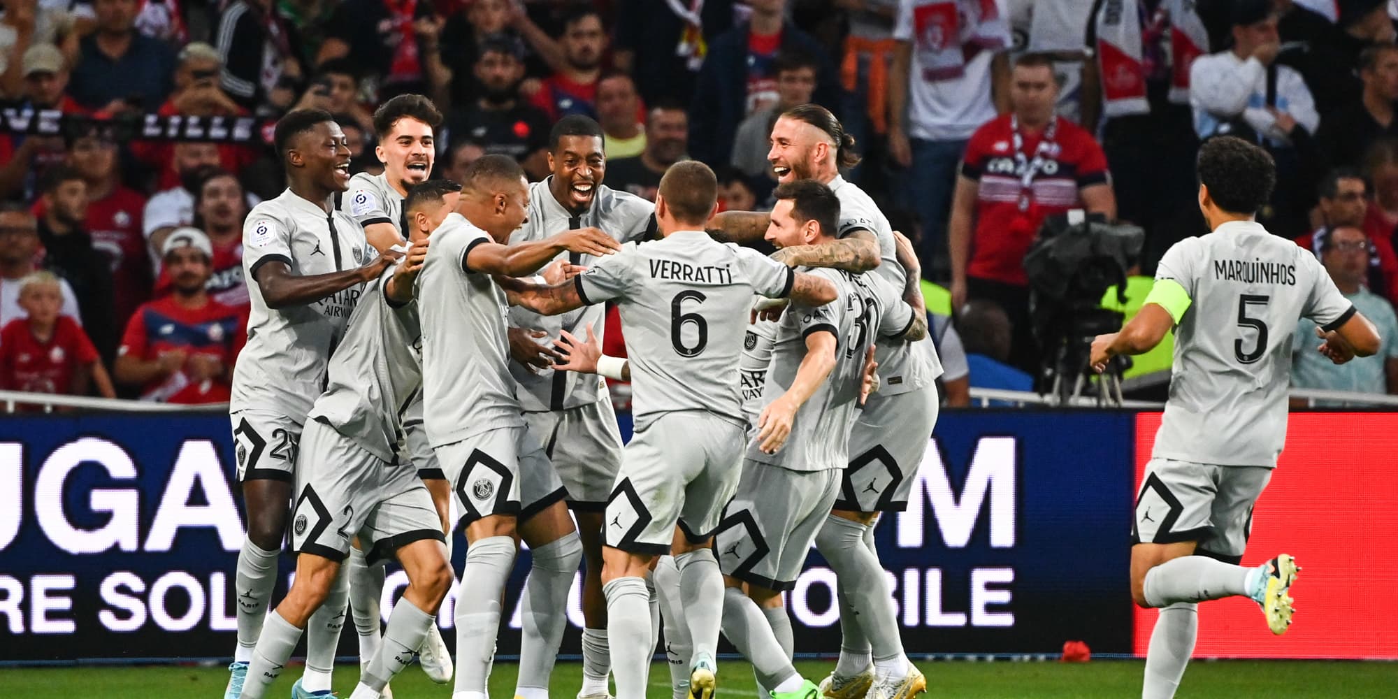 Kylian Mbappé célèbre son but avec ses coéquipiers du PSG lors du match Lille-PSG, en Ligue 1, le 21 août 2022 au stade Pierre Mauroy