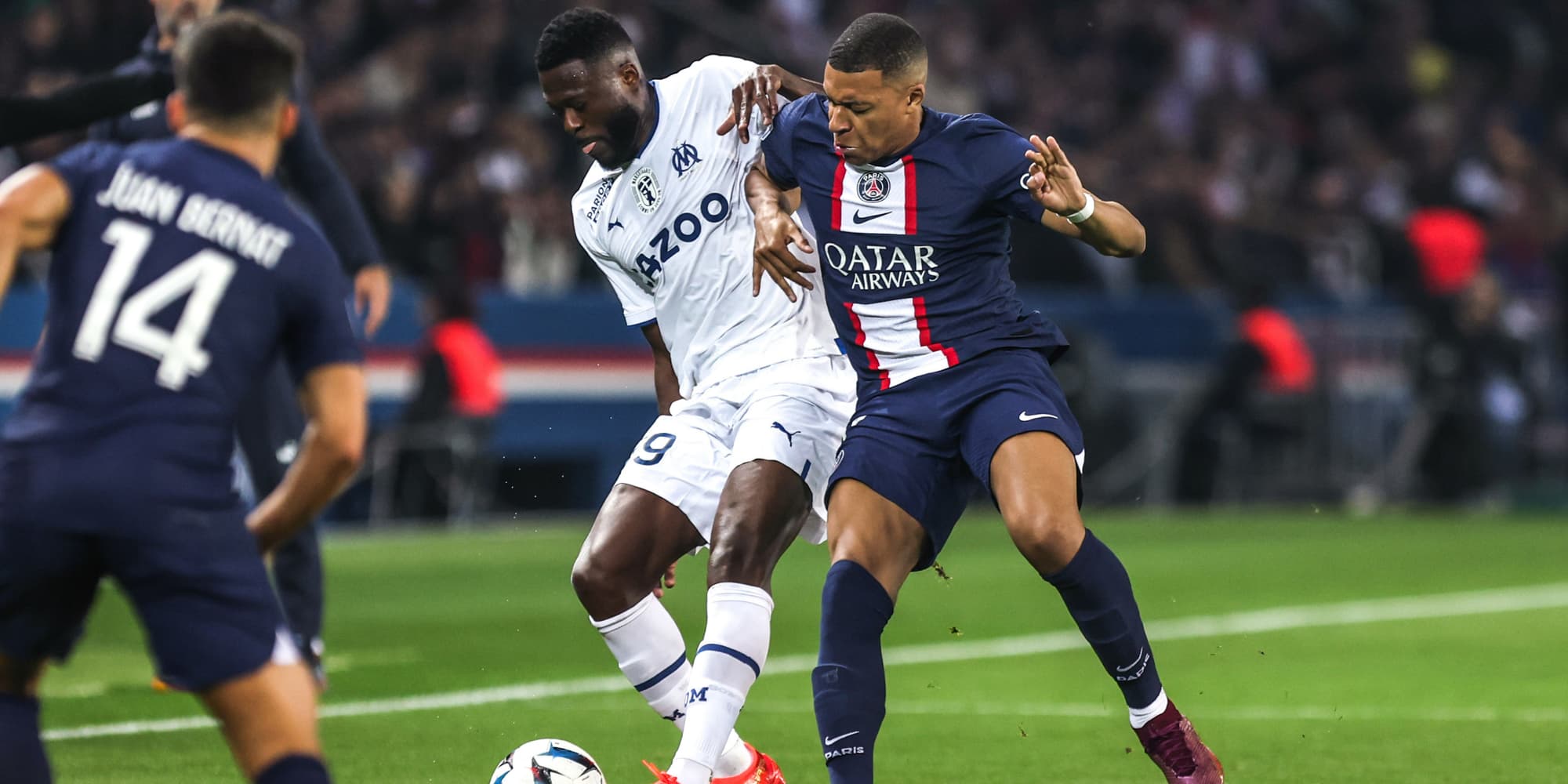 Le Marseillais Chancel Mbemba et le Parisien Kylian Mbappé lors du matche de Ligue 1 PSG - OM au Parc des Princes, à Paris, le 16 octobre 2022