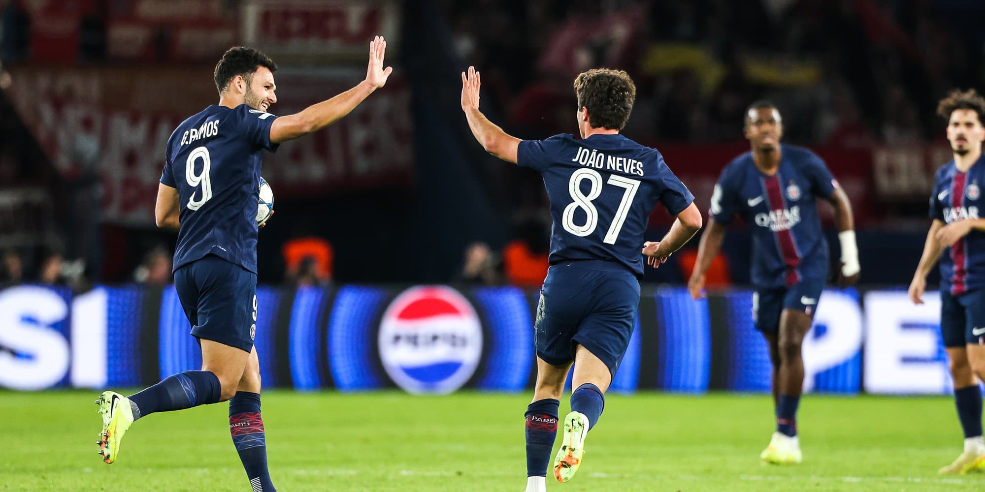 Joao Neves célèbre son but avec Goncalo Ramos lors du match de l'UEFA Champions League entre Paris et le Bayern Munich au Parc des Princes, le 4 novembre 2025 à Paris.