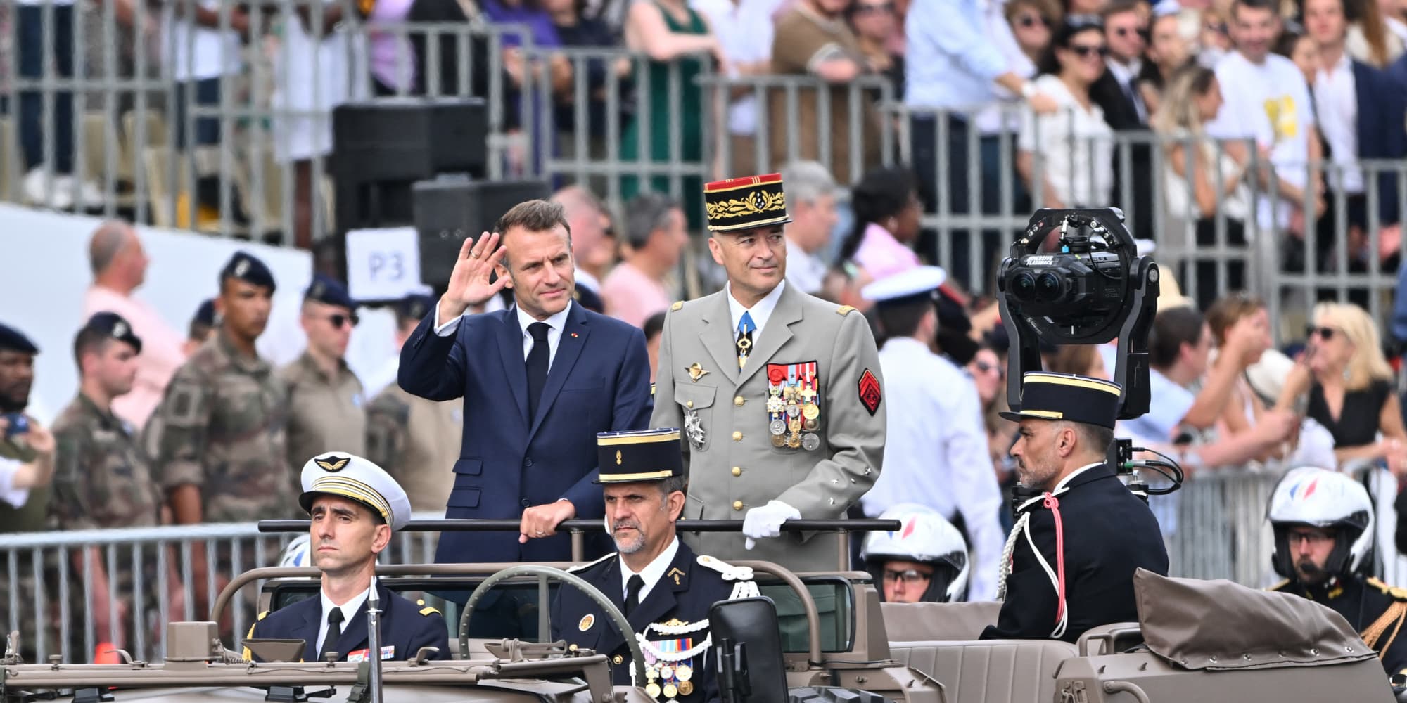 Le président français Emmanuel Macron salue les troupes, accompagné du chef d'état-major des armées françaises, le général Thierry Bukhard lors du défilé militaire annuel du 14 juillet sur l'avenue des Champs-Élysées à Paris, en France
Traduit avec DeepL.com (version gratuite)