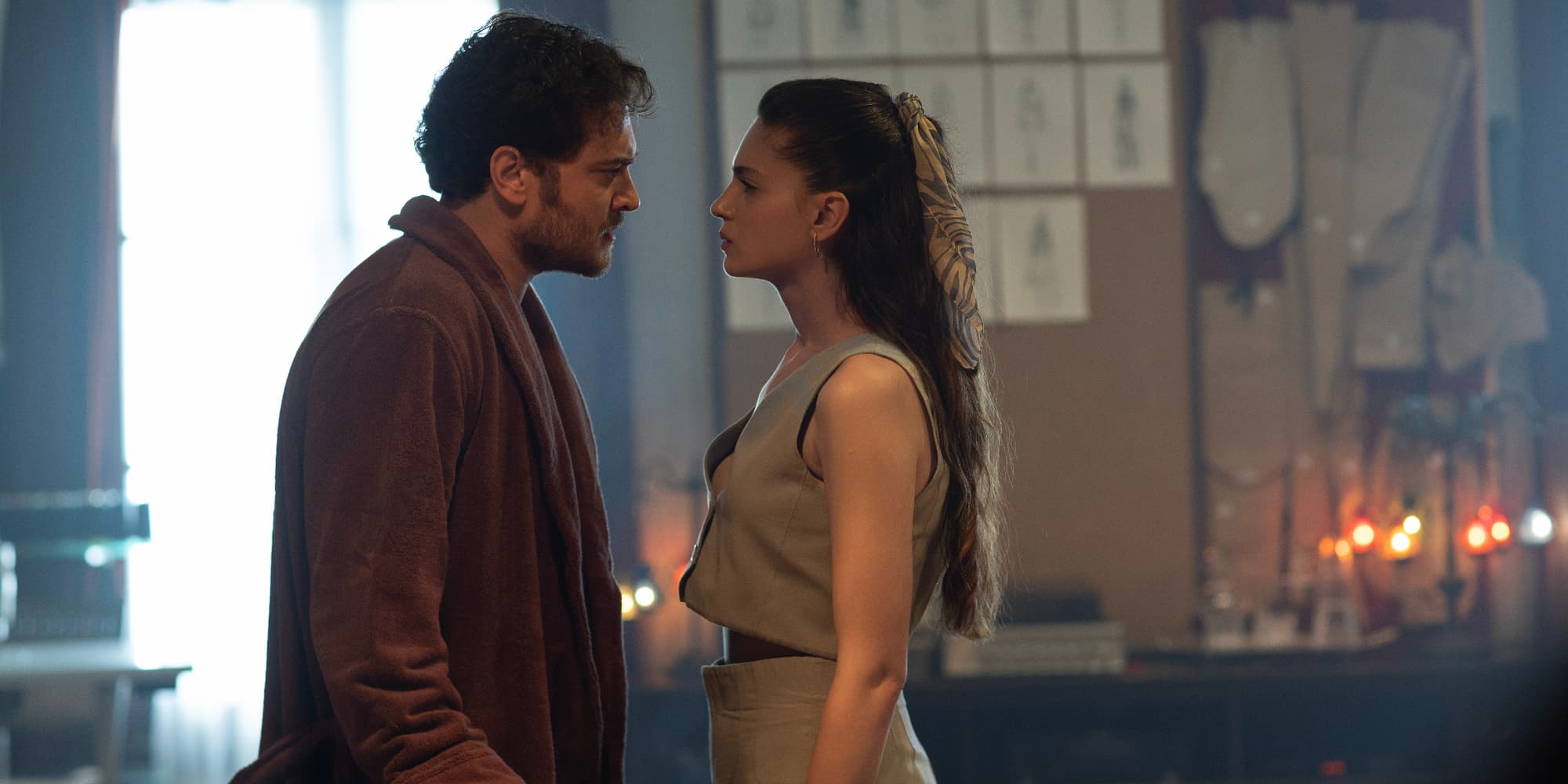 Peyami (Çağatay Ulusoy) et Esvet (Şifanur Gül) dans la série turque ''Le Tailleur'', disponible sur Netflix. 