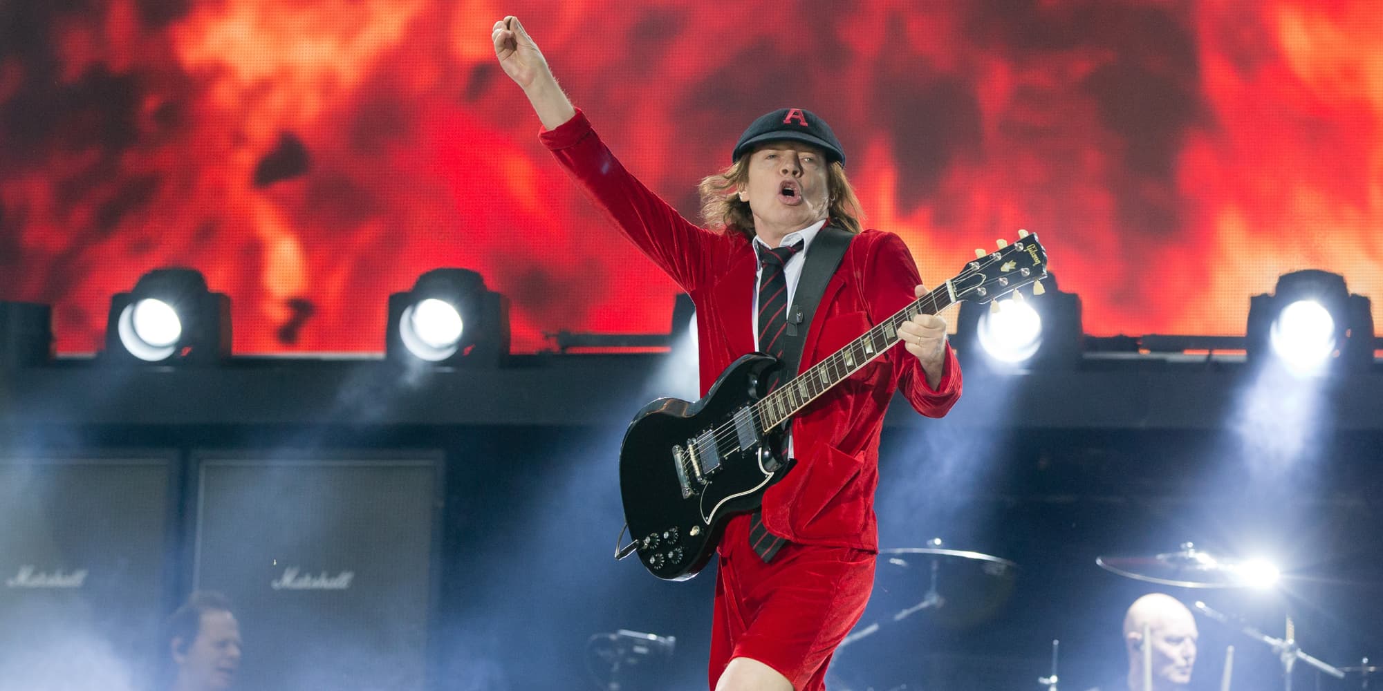 Le légendaire guitariste d'AC/DC, Angus Young, sur scène à Nuremberg, le 8 mai 2015.