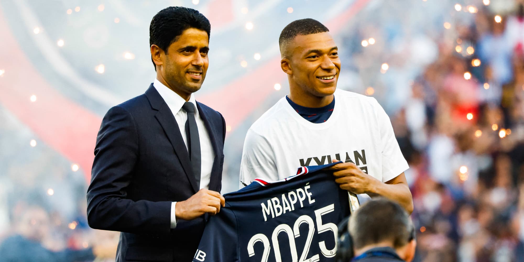Nasser Al-Khelaïfi et Kylian Mbappé après l'annonce de sa prolongation au PSG, avant le match de Ligue 1 face à Metz, au Parc des Princes à Paris, le 21 mai 2022. 