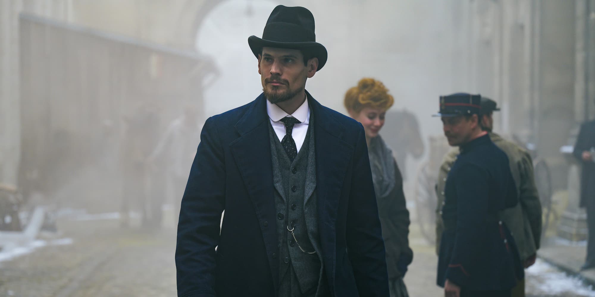 Jérémie Laheurte revêt à nouveau le costume de l'inspecteur Antoine Jouin dans "Paris Police 1905".