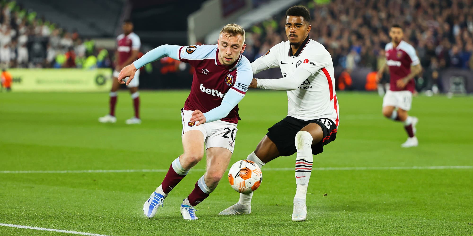 Jarrod Bowen face à Ansgar Knauff lors du match aller West Ham - Eintracht Francfort, en demi-finale de Ligue Europa, le 28 avril 2022.