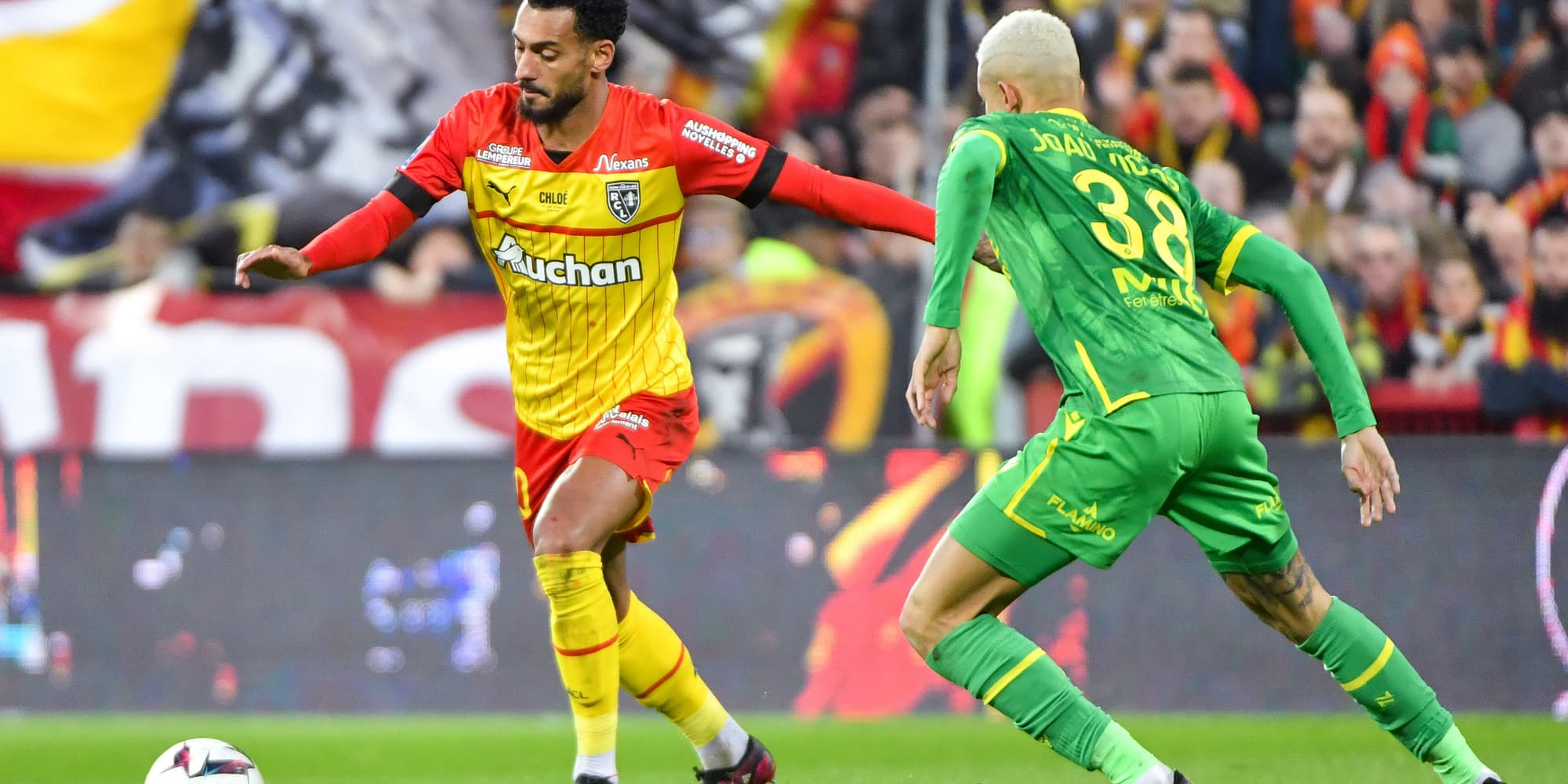 Angelo Fulgini (RC Lens) face à Joao Victor (FC Nantes) lors de RC Lens - FC Nantes, au stade Bollaert-Delelis de Lens, le 19 février 2023.