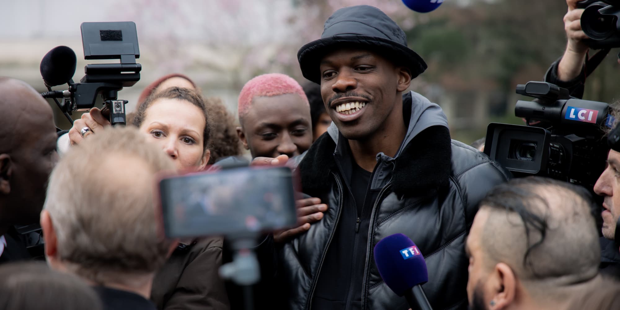 En Place est LA nouvelle série française de ce début d’année, disponible sur Netflix dès le 20 janvier. Elle est signée Jean-Pascal Zadi (ici, à l'image) et François Uzan.