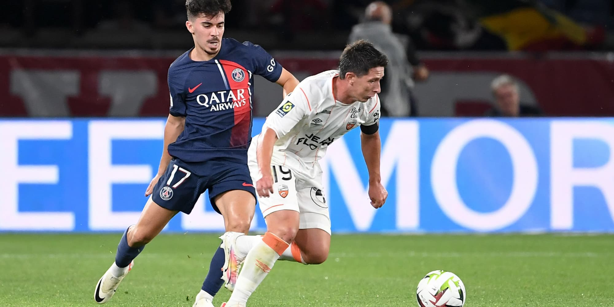 Vitinha en opposition face à Laurent Abergel lors de PSG - Lorient, le 12 août 2023 au Parc des Princes (Paris).