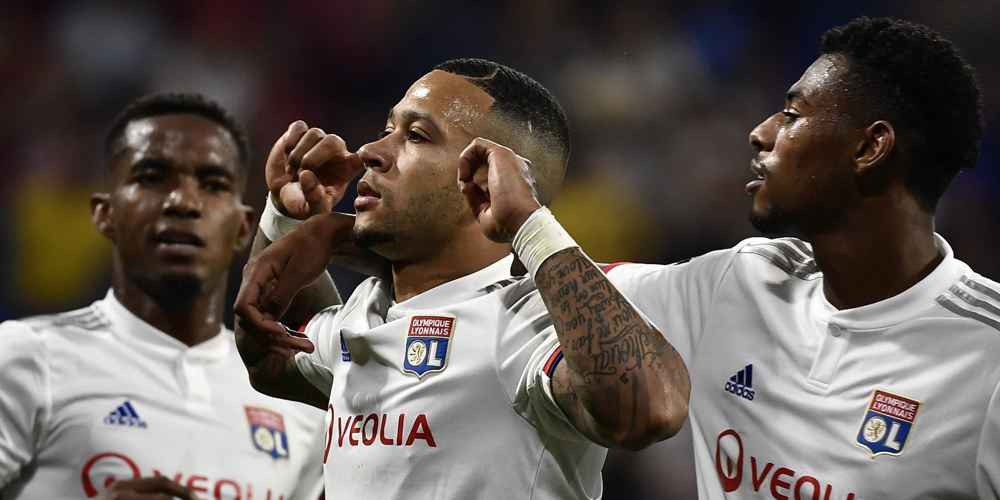 Depay entouré de ses coéquipiers après son but face au Zénith Saint-Pétersbourg le 17 septembre 2019