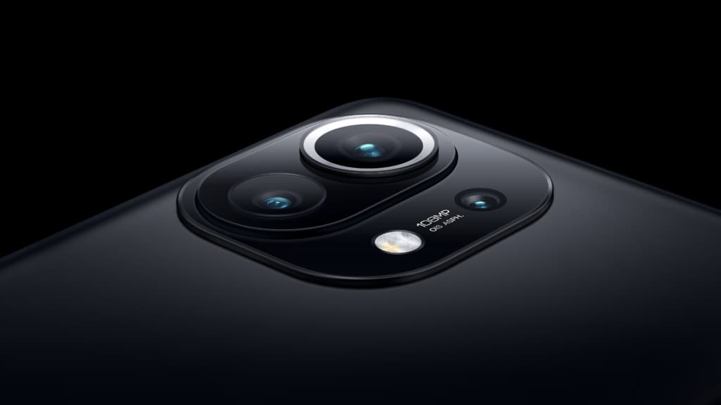 Le bloc photo du Xiaomi Mi 11 propose un design aux bords très arrondis Le bloc photo du Xiaomi Mi 11 propose un design aux bords très arrondis