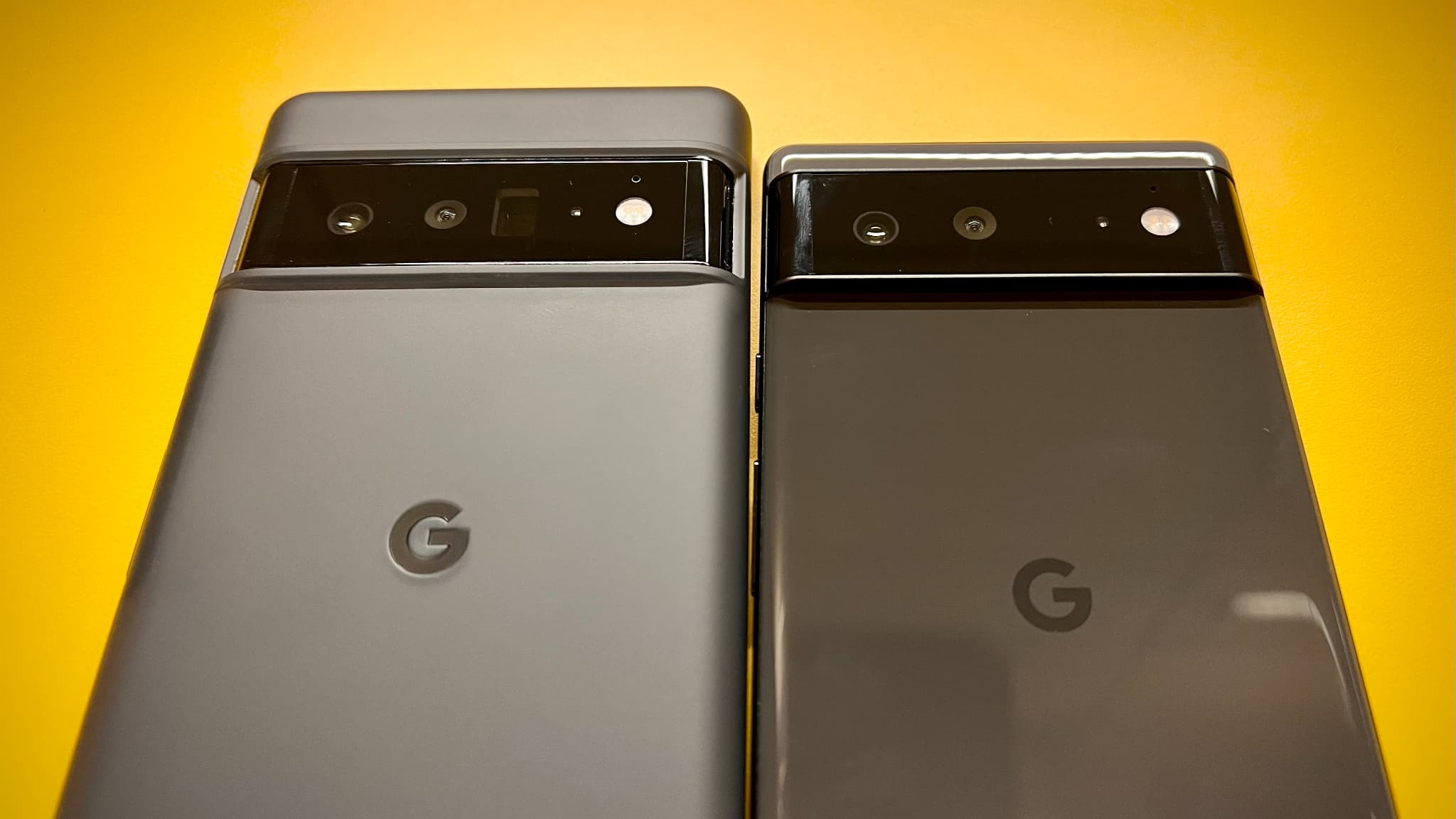 La différence de taille entre le Google Pixel 6 (à droite) et le Google Pixel 6 Pro La différence de taille entre le Google Pixel 6 (à droite) et le Google Pixel 6 Pro