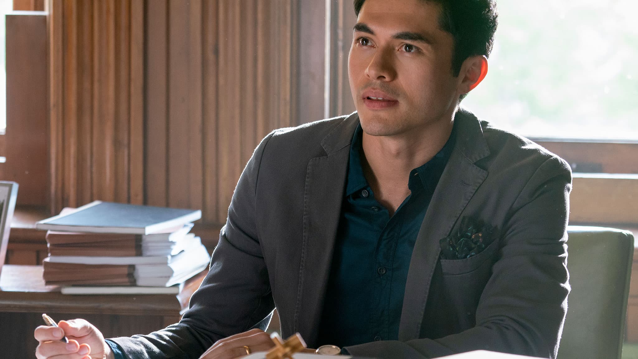 Henry Golding reprendra son rôle de Sean Townsend dans la suite de L'Ombre d'Emily Henry Golding reprendra son rôle de Sean Townsend dans la suite de L'Ombre d'Emily