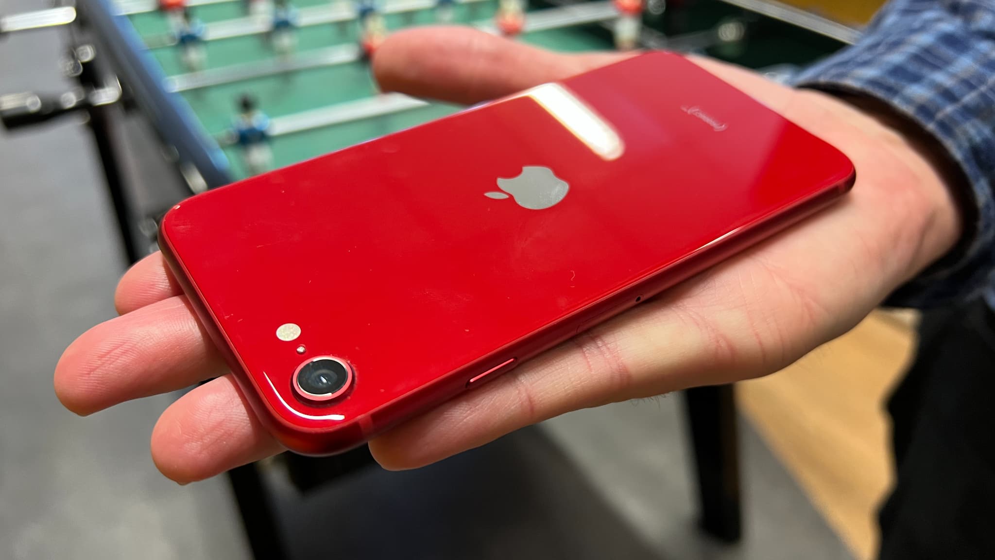 On peut presque dire que l'iPhone SE 3e génération tient dans le creux de la main... On peut presque dire que l'iPhone SE 3e génération tient dans le creux de la main...