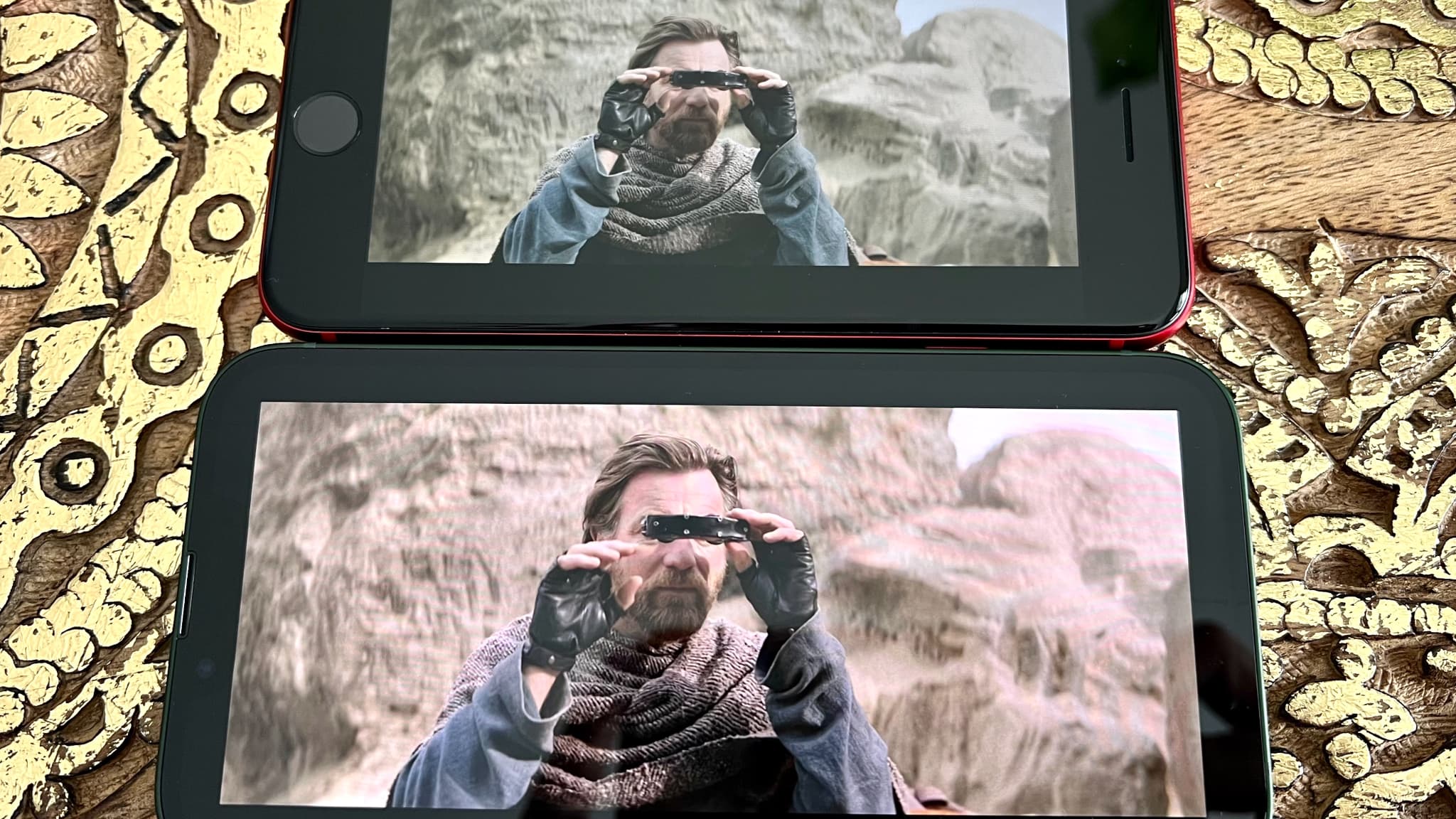 Lorsque l'on regarde la série "Obi-Wan Kenobi" sur Disney+, force est de constater que les couleurs ne sont pas les mêmes sur l'écran de l'iPhone SE 3 (en haut) que sur celui de l'iPhone 13 (en bas). Lorsque l'on regarde la série "Obi-Wan Kenobi" sur Disney+, force est de constater que les couleurs ne sont pas les mêmes sur l'écran de l'iPhone SE 3 (en haut) que sur celui de l'iPhone 13 (en bas).