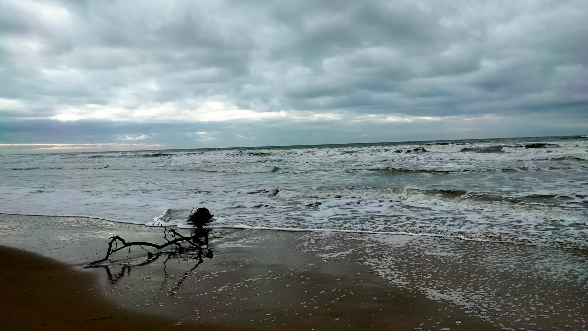 Face à la mer comme dans une chanson de Calogéro, le mode Couleurs Éclatantes peut accentuer les tons sombres Face à la mer comme dans une chanson de Calogéro, le mode Couleurs Éclatantes peut accentuer les tons sombres
