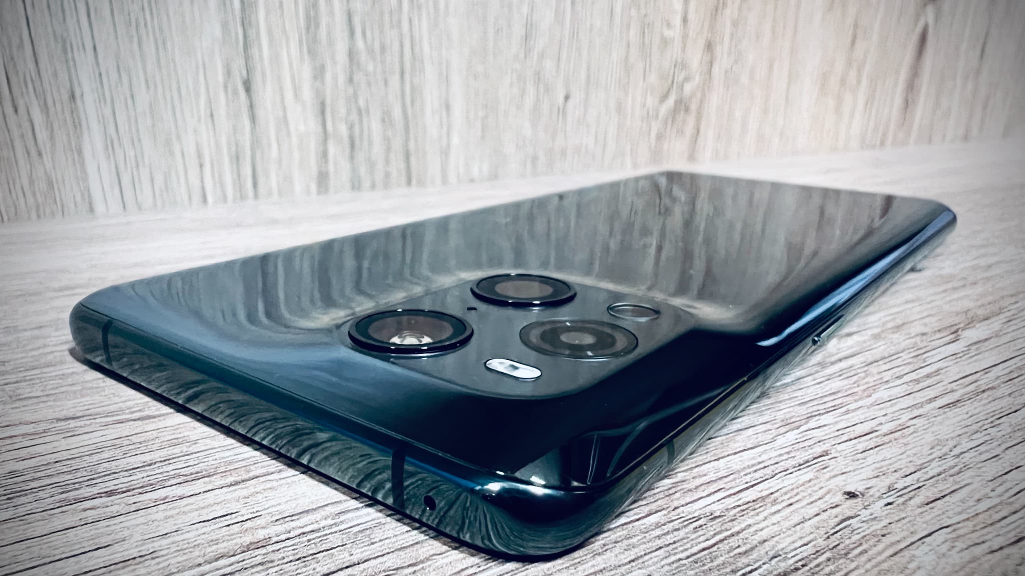 Le bloc photo du OPPO Find X3 Pro n'est pas aussi proéminent qu'on pourrait le penser Le bloc photo du OPPO Find X3 Pro n'est pas aussi proéminent qu'on pourrait le penser