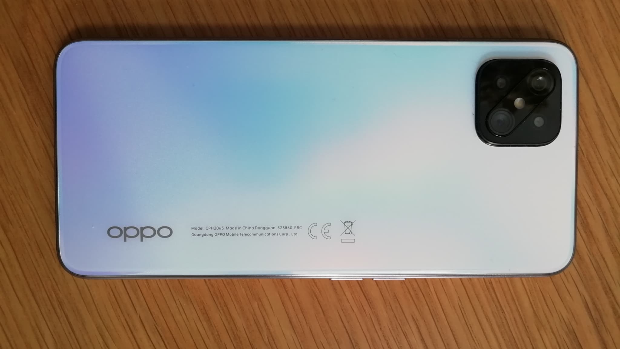 L'OPPO Reno4 Z derrière L'OPPO Reno4 Z derrière