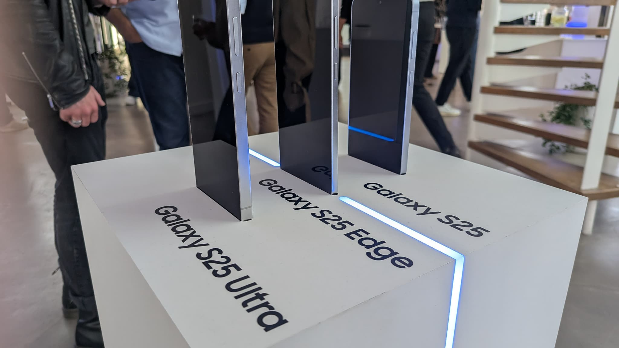 La finesse du modèle Edge comparé aux Galaxy S25 et S25 Ultra La finesse du modèle Edge comparé aux Galaxy S25 et S25 Ultra