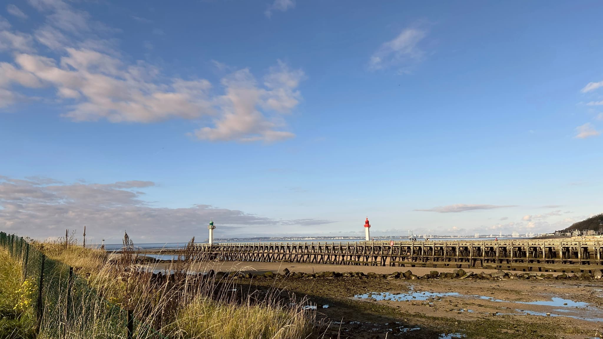 Photographie des phares de Deauville, capturés par l’objectif principal du Pixel 9 Pro XL, en x1. Photographie des phares de Deauville, capturés par l’objectif principal du Pixel 9 Pro XL, en x1.