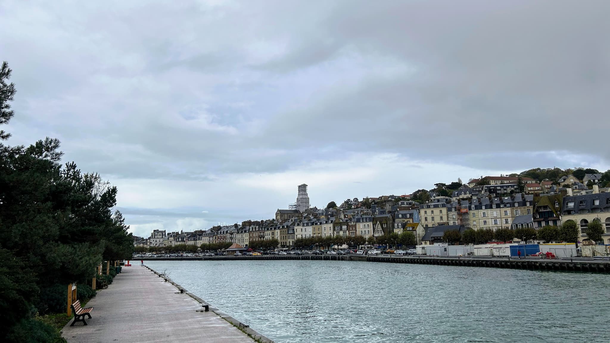 Photographie des quais de Trouville, dans des conditions météo mitigées... Photographie des quais de Trouville, dans des conditions météo mitigées...