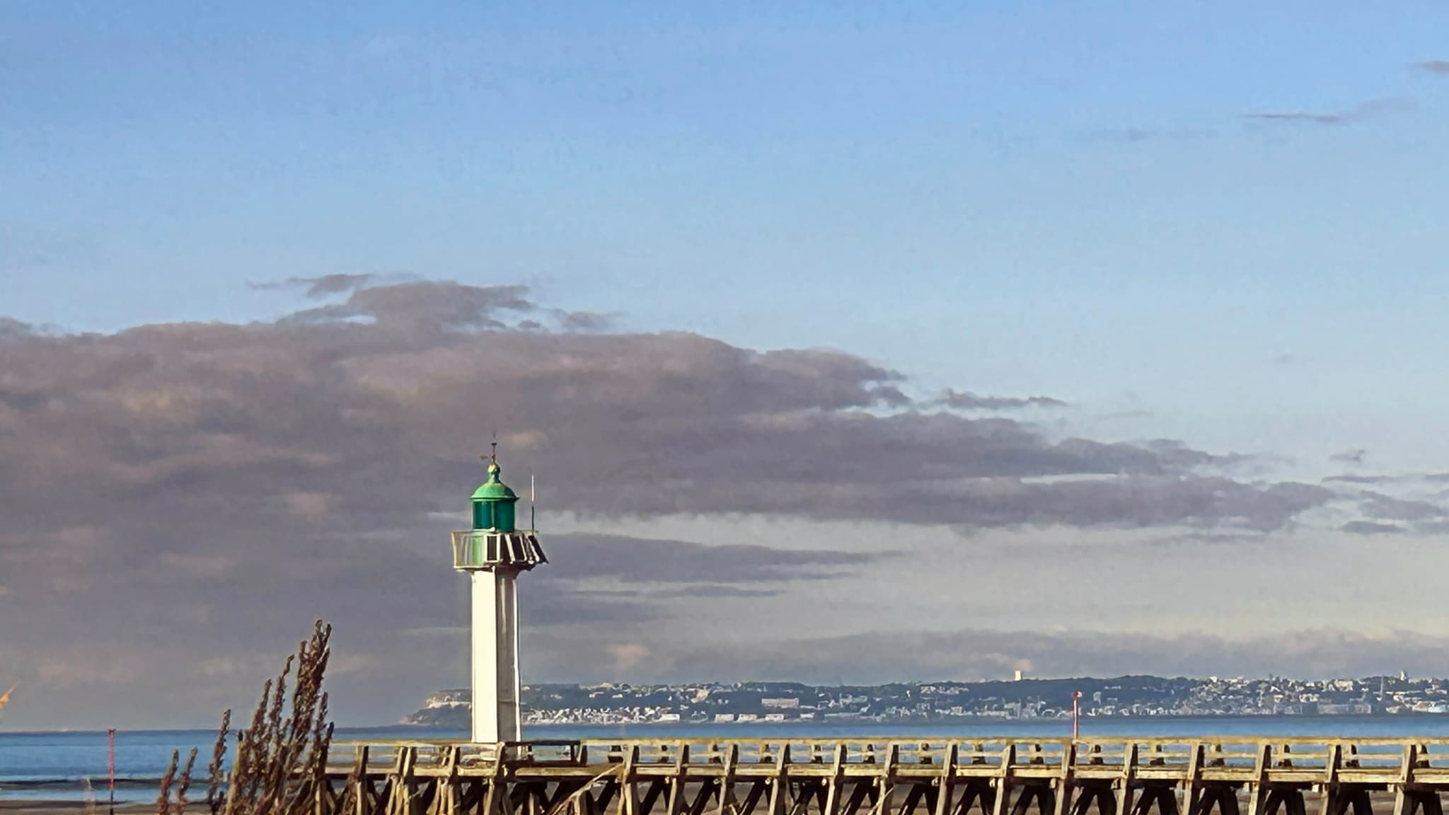 Puis au x5, cette fois-ci en se concentrant sur le phare vert et sur les nuages en second plan. Puis au x5, cette fois-ci en se concentrant sur le phare vert et sur les nuages en second plan.