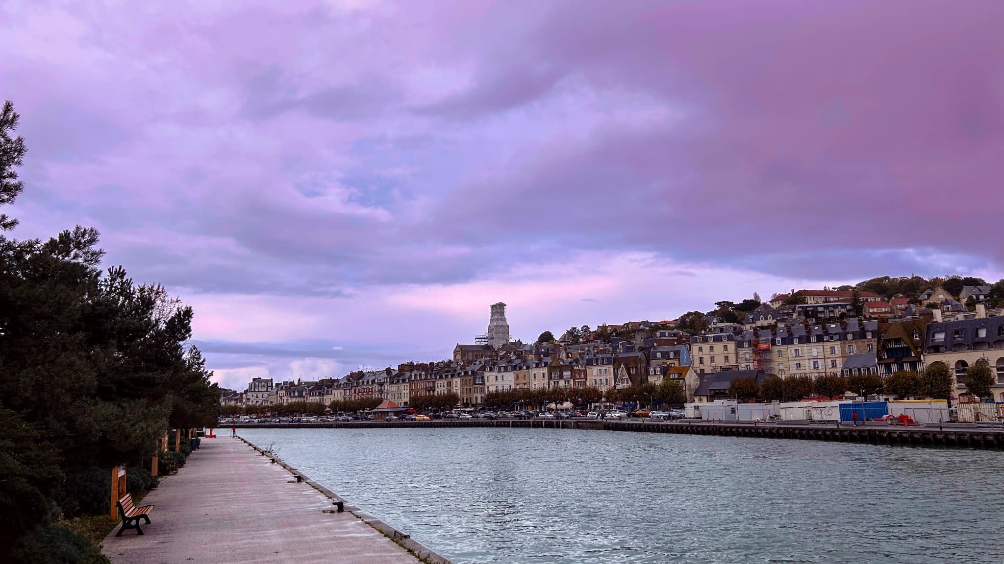 Avec l'outil ''Ciel'' et le filtre appliqué, nous ajoutons des couleurs roses au ciel gris, pour un rendu naturel et sobre. Avec l'outil ''Ciel'' et le filtre appliqué, nous ajoutons des couleurs roses au ciel gris, pour un rendu naturel et sobre.
