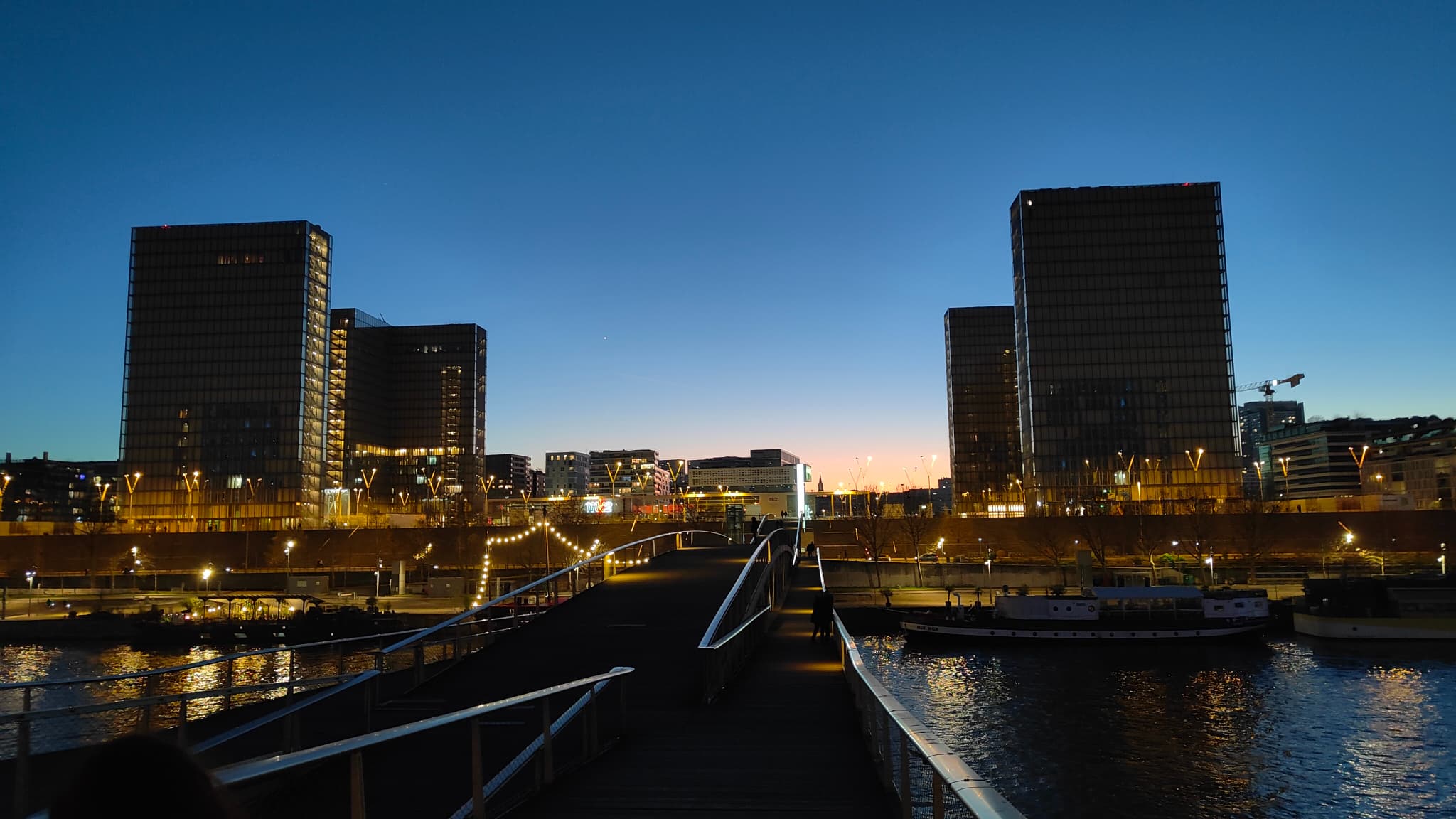 Les couchers de soleil et les lumières de la ville sont parfaitement retranscrits Les couchers de soleil et les lumières de la ville sont parfaitement retranscrits