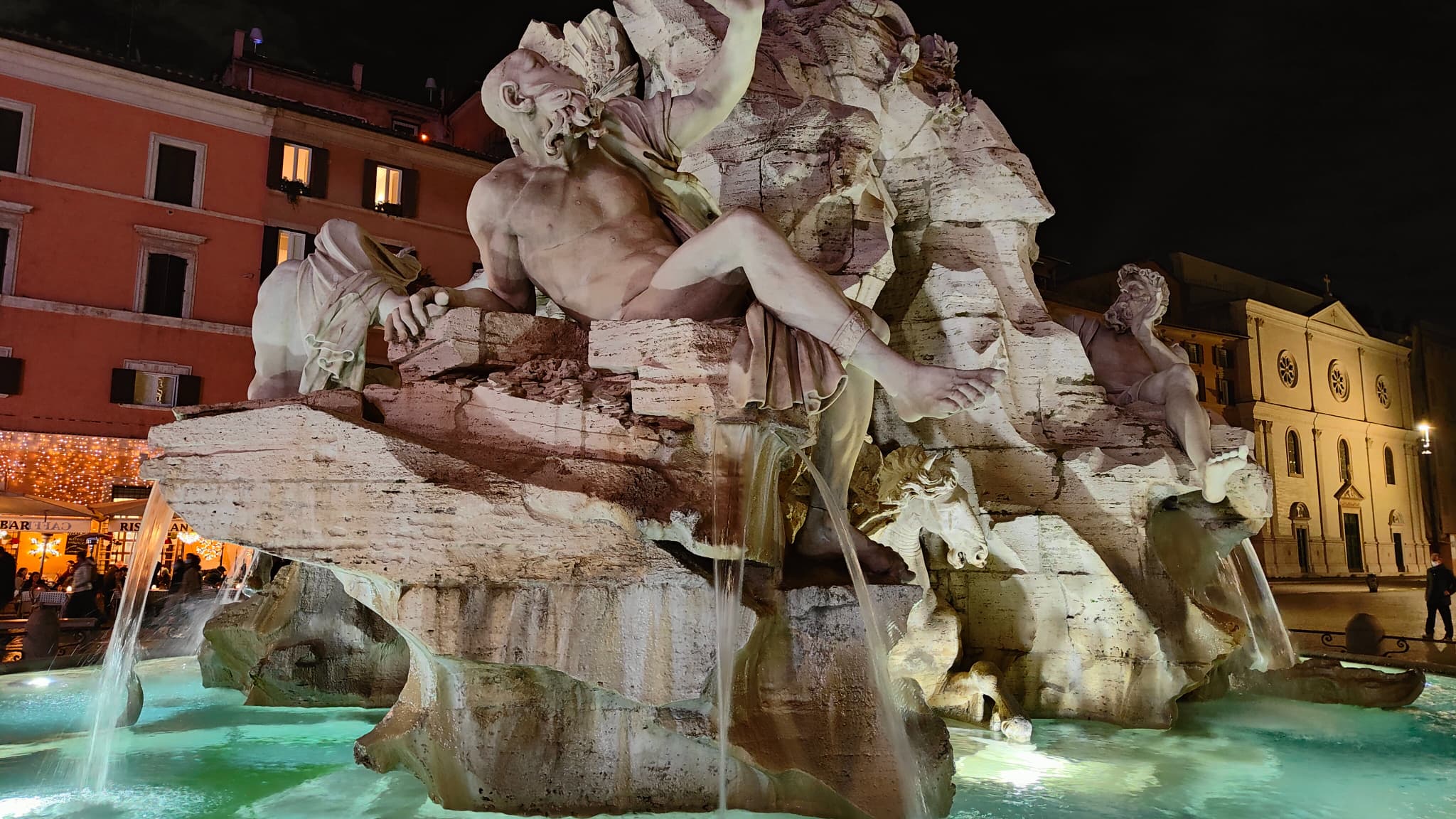 Les fontaines éclairées la nuit permettent d'apprécier toute la qualité des photos du Find X3 Pro Les fontaines éclairées la nuit permettent d'apprécier toute la qualité des photos du Find X3 Pro